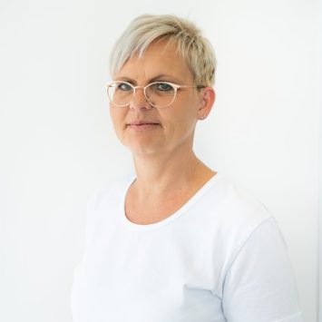 Tanja Kappel, Sekretariat in der Radiologiepraxis Oberpullendorf, Porträt in einer professionellen Umgebung