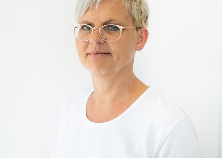 Tanja Kappel, Sekretariat in der Radiologiepraxis Oberpullendorf, Porträt in einer professionellen Umgebung