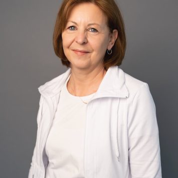 Martina Domschitz, Sekretariat in der Radiologiepraxis Oberpullendorf, Porträt in einer professionellen Umgebung