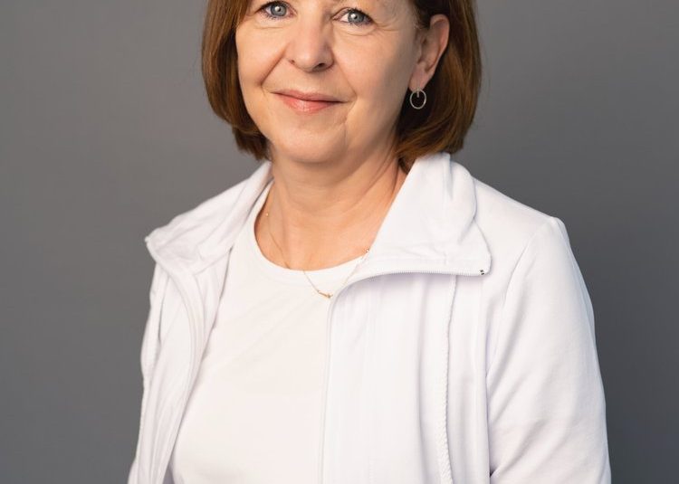 Martina Domschitz, Sekretariat in der Radiologiepraxis Oberpullendorf, Porträt in einer professionellen Umgebung