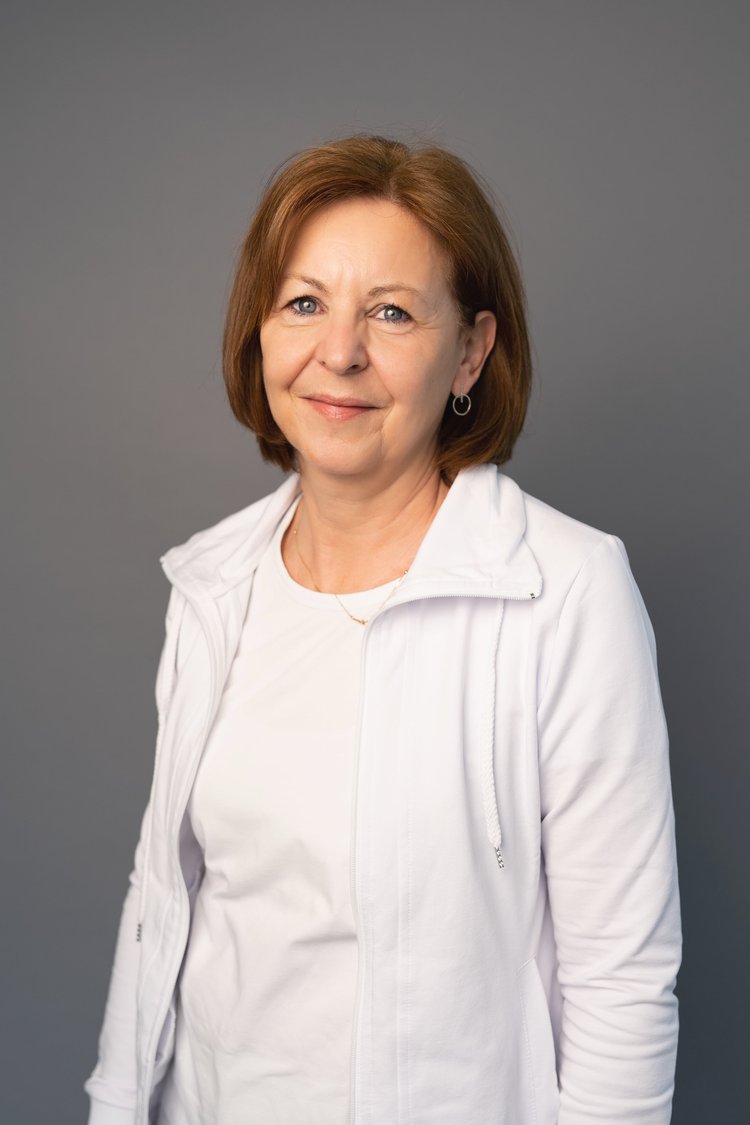 Martina Domschitz, Sekretariat in der Radiologiepraxis Oberpullendorf, Porträt in einer professionellen Umgebung