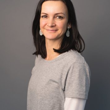 Dr. Bettina Schuck, Radiologin in der Radiologiepraxis Oberpullendorf, Porträt in einer professionellen Umgebung