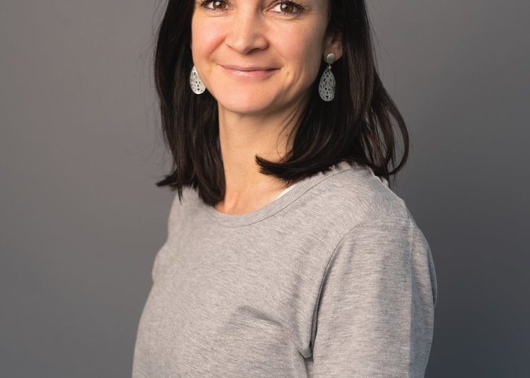 Dr. Bettina Schuck, Radiologin in der Radiologiepraxis Oberpullendorf, Porträt in einer professionellen Umgebung