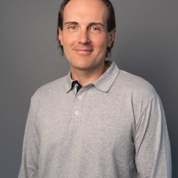 Dr. Thomas Schuck, Radiologe in der Radiologiepraxis Oberpullendorf, Porträt in einer professionellen Umgebung