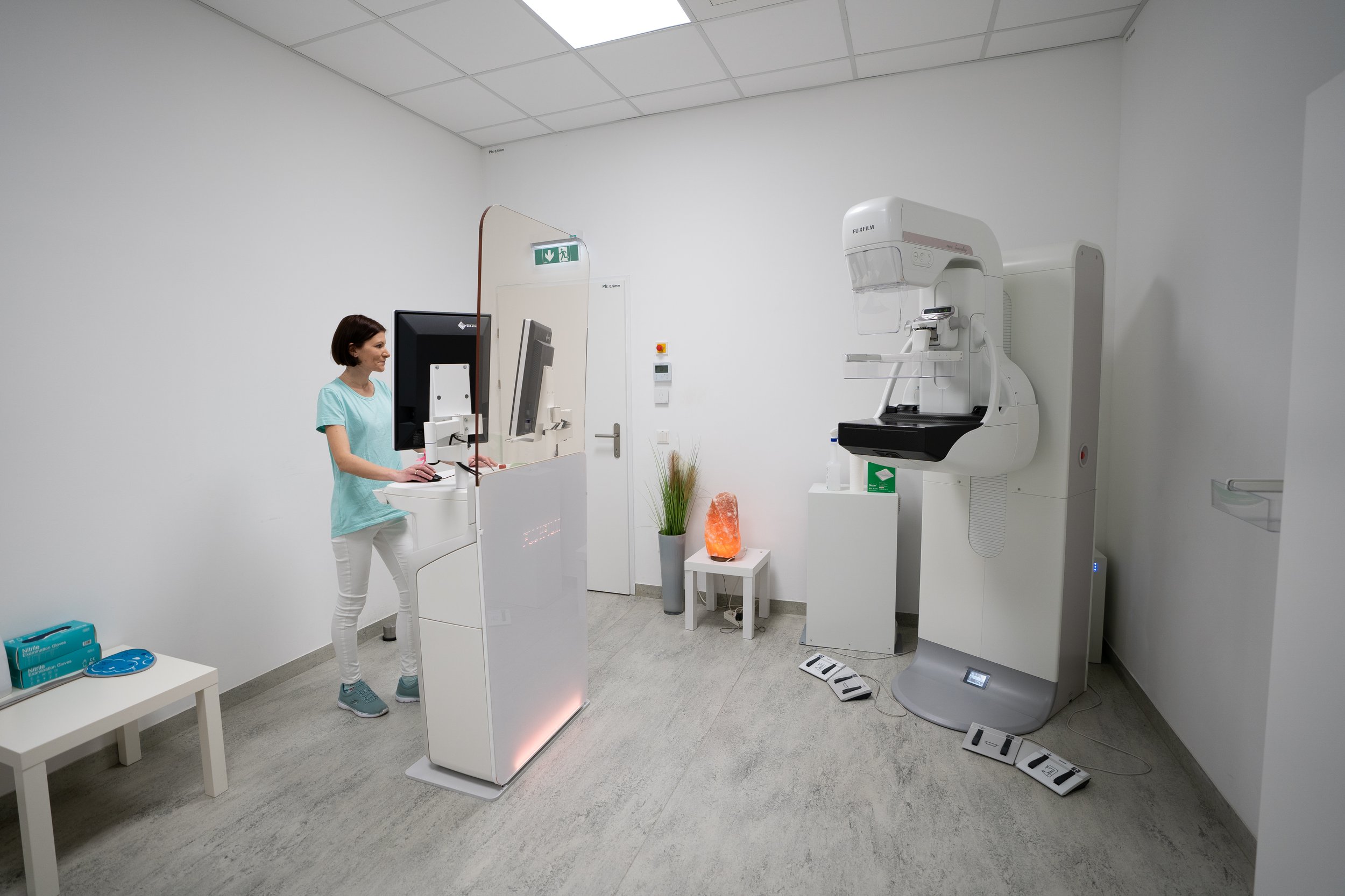 Mammographie-Untersuchungsraum in der Radiologiepraxis Oberpullendorf mit moderner Röntgeneinheit und medizinischem Personal am Computer.