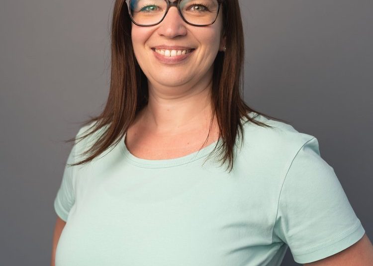 Simone Hofstädter, Medizinisch Technische Assistenz in der Radiologiepraxis Oberpullendorf, Porträt in einer professionellen Umgebung