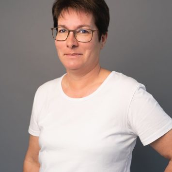 Martina Plank, Sekretariat in der Radiologiepraxis Oberpullendorf, Porträt in einer professionellen Umgebung