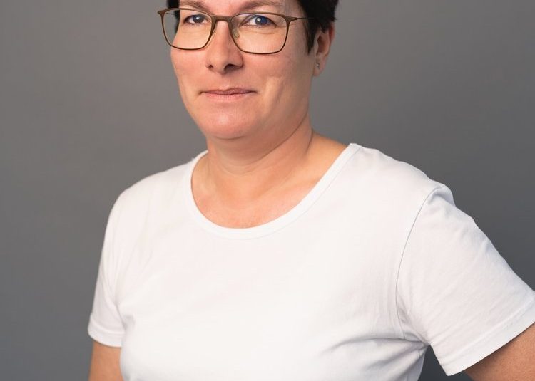 Martina Plank, Sekretariat in der Radiologiepraxis Oberpullendorf, Porträt in einer professionellen Umgebung
