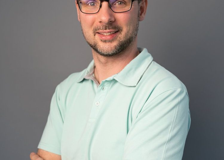 Peter Schöberl, Radiologietechnologie in der Radiologiepraxis Oberpullendorf, Porträt in einer professionellen Umgebung