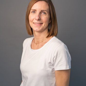 Claudia Schöll, Sekretariat in der Radiologiepraxis Oberpullendorf, Porträt in einer professionellen Umgebung
