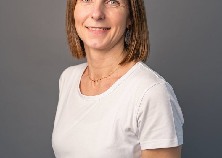 Claudia Schöll, Sekretariat in der Radiologiepraxis Oberpullendorf, Porträt in einer professionellen Umgebung