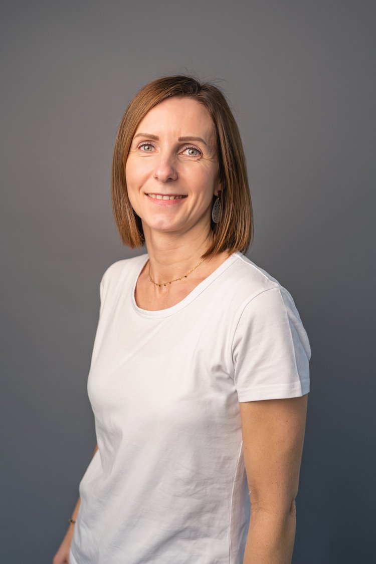 Claudia Schöll, Sekretariat in der Radiologiepraxis Oberpullendorf, Porträt in einer professionellen Umgebung
