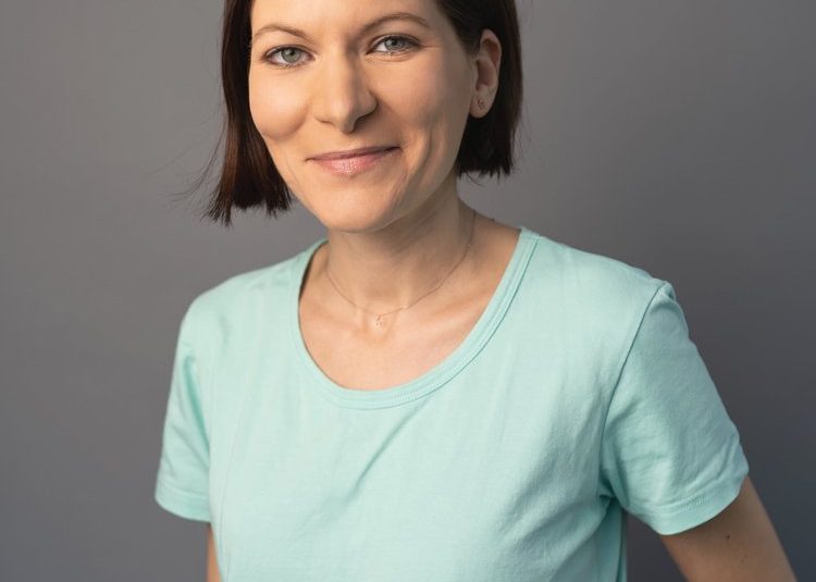 Andrea Schwarz, Medizinisch Technische Assistenz in der Radiologiepraxis Oberpullendorf, Porträt in einer professionellen Umgebung