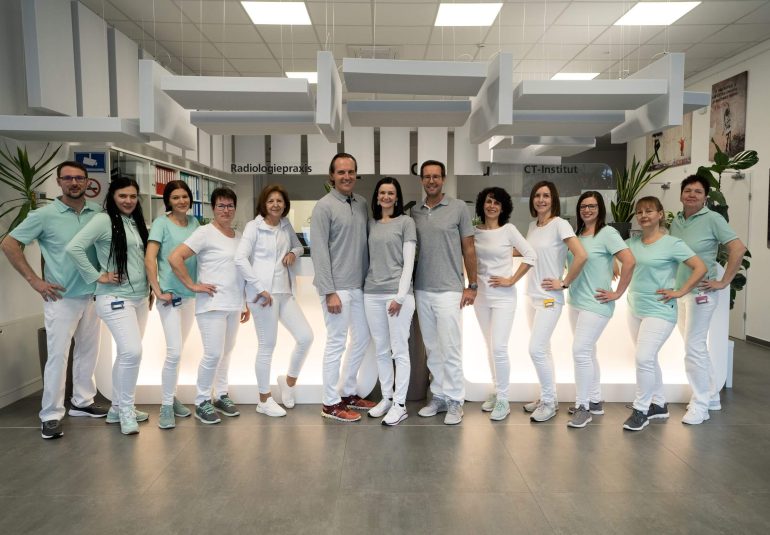 Team der Radiologiepraxis Oberpullendorf, Gruppenfoto des Fachpersonals in professioneller Arbeitskleidung
