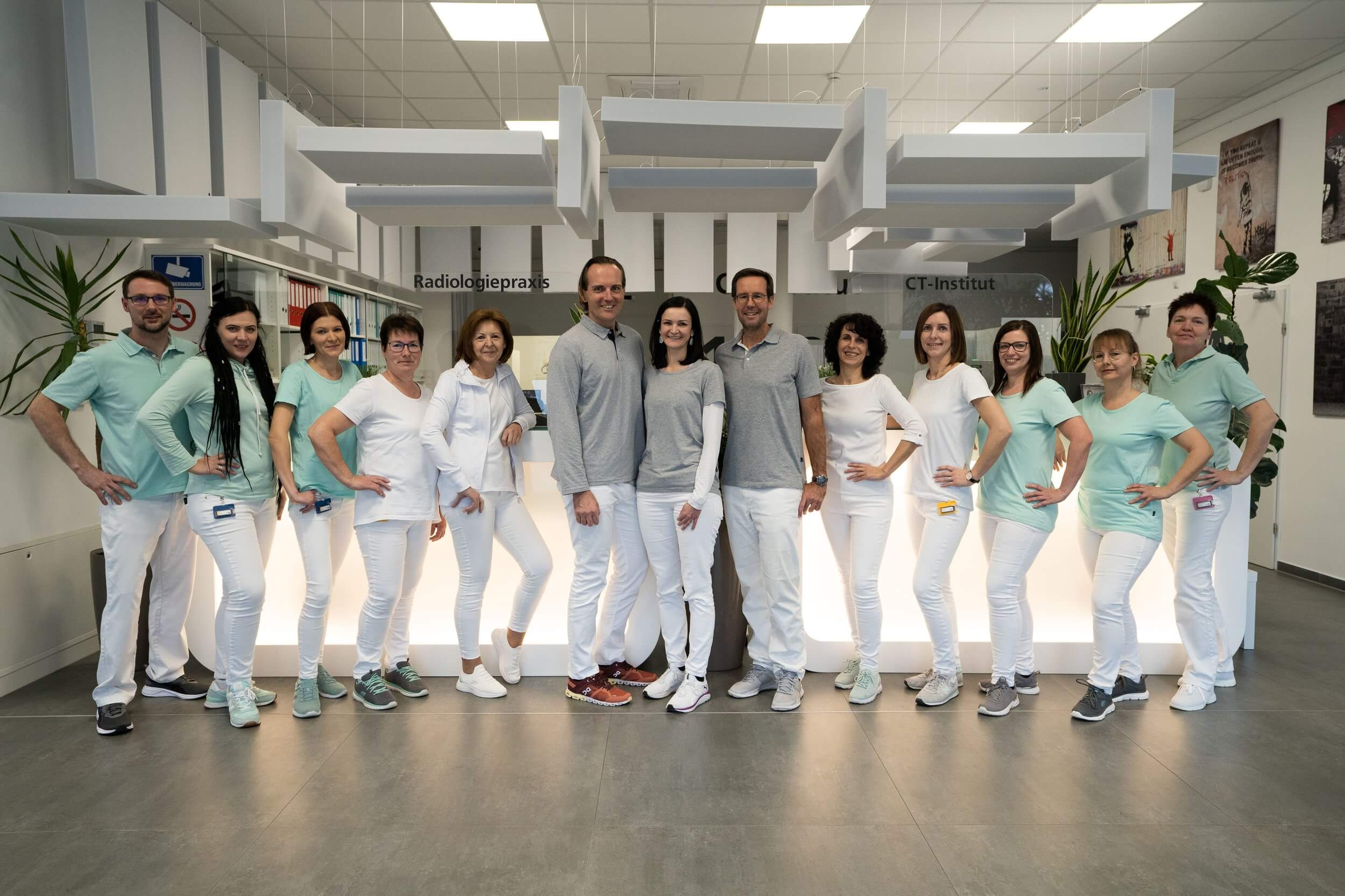 Radiologiepraxis_Team-1 Team der Radiologiepraxis Oberpullendorf, Gruppenfoto des Fachpersonals in professioneller Arbeitskleidung