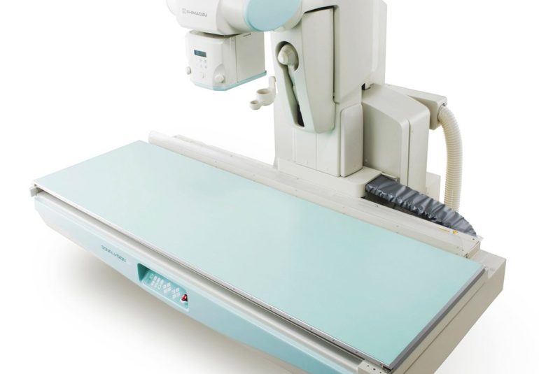 Modernes Röntgengerät mit Untersuchungsliege für radiologische Untersuchungen.