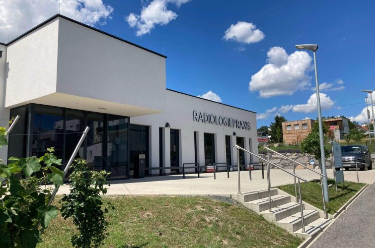 Außenansicht der Radiologiepraxis Oberpullendorf mit moderner Architektur und klar sichtbarem Praxisnamen