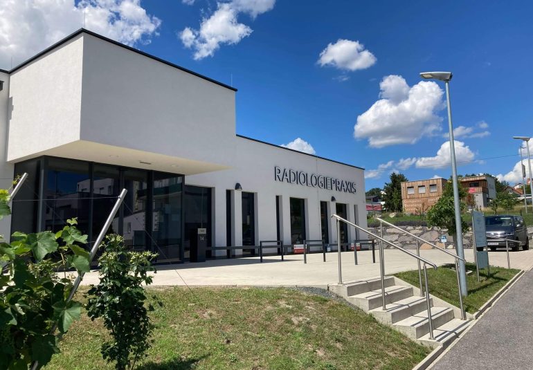 Außenansicht der Radiologiepraxis Oberpullendorf mit moderner Architektur und klar sichtbarem Praxisnamen