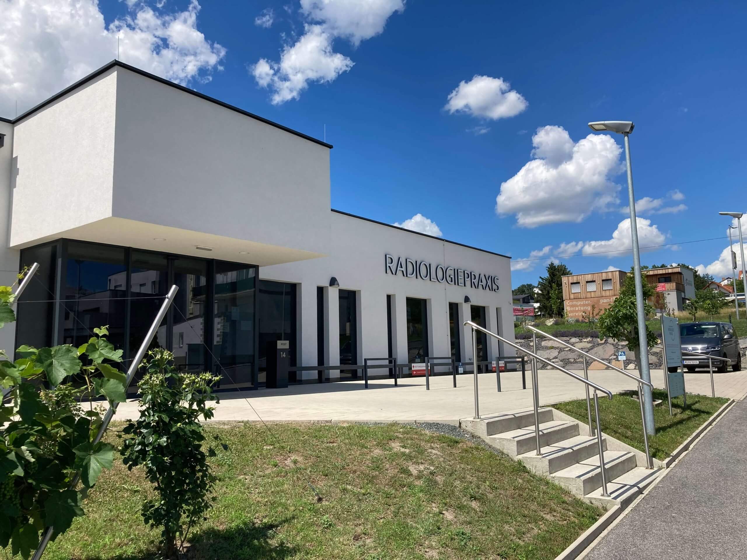 Außenansicht der Radiologiepraxis Oberpullendorf mit moderner Architektur und klar sichtbarem Praxisnamen