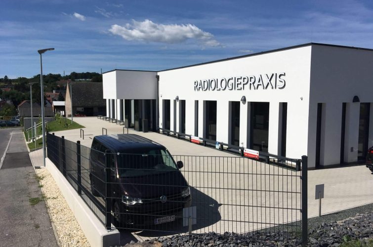 Außenansicht der Radiologiepraxis Oberpullendorf, moderne Architektur mit sichtbarem Praxisnamen