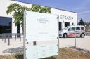 Außenansicht der Radiologiepraxis Dr. Schamp-Hertling in Oberpullendorf mit Praxis-Schild und medizinischem Transportfahrzeug.