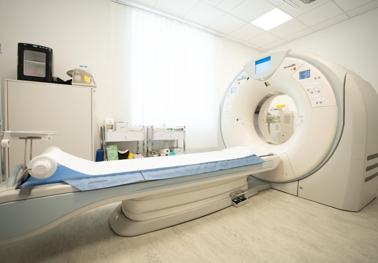 CT-Scanner in der Radiologiepraxis Oberpullendorf, medizinische Ausrüstung in einem modernen Untersuchungsraum