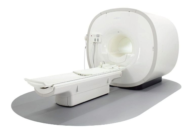 Weißes Philips MRT-Gerät mit Patiententisch in einer neutralen Umgebung.