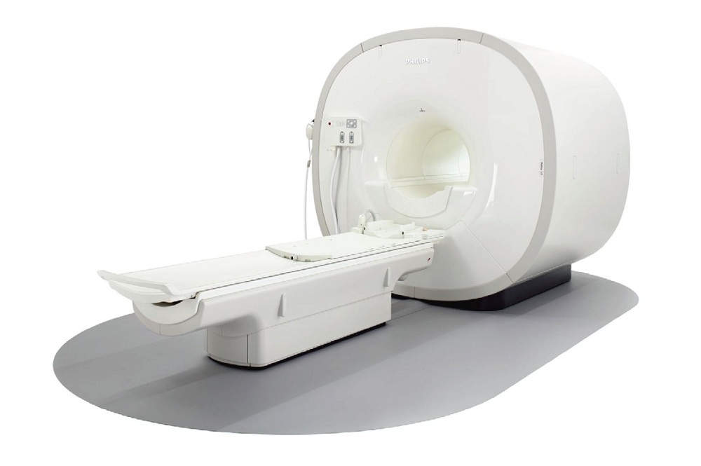 Weißes Philips MRT-Gerät mit Patiententisch in einer neutralen Umgebung.