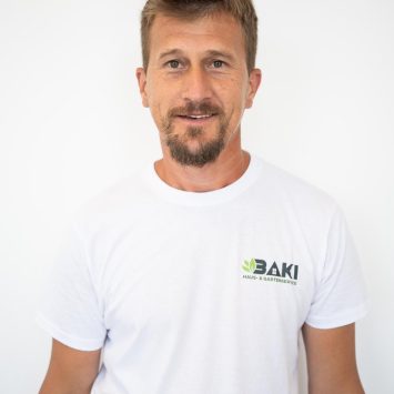 Bashkim Krasniqi, Raum-, Haus- und Gartenpflege in der Radiologiepraxis Oberpullendorf, Porträt in einer professionellen Umgebung
