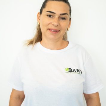 Lendita Krasniqi, Raum-, Haus- und Gartenpflege in der Radiologiepraxis Oberpullendorf, Porträt in einer professionellen Umgebung